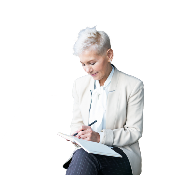 Фото. Женщина делает записи в тетрадь